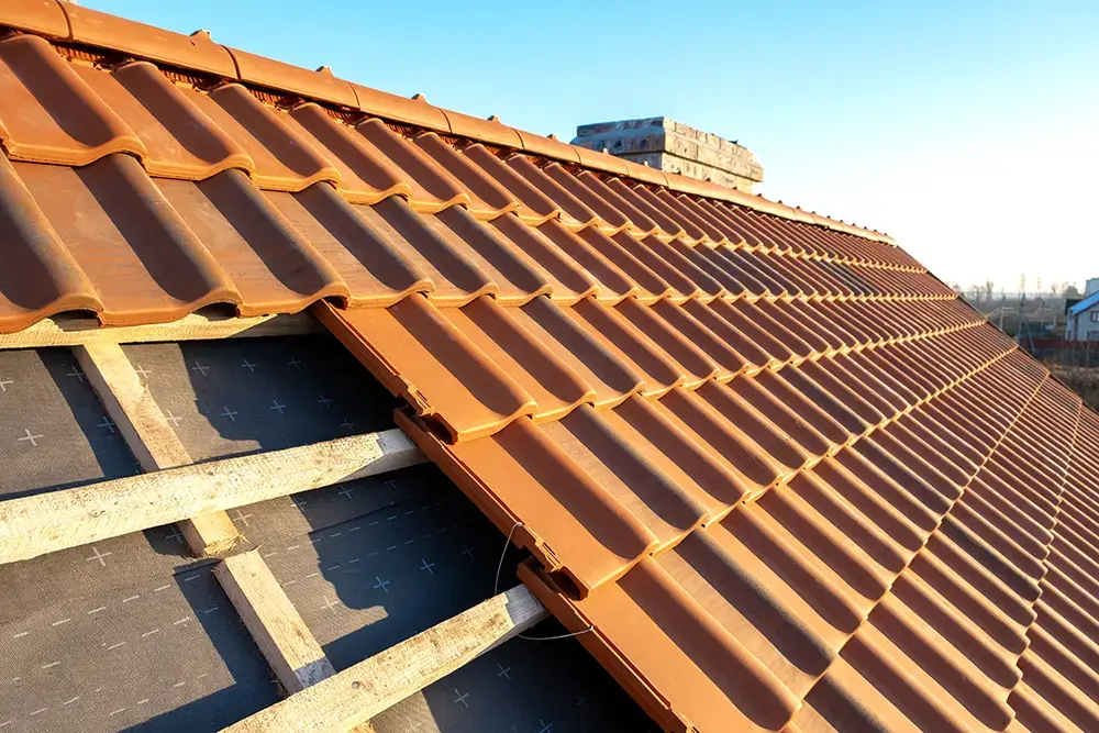 Rénovation d'une toiture inclinée en tuiles rouges